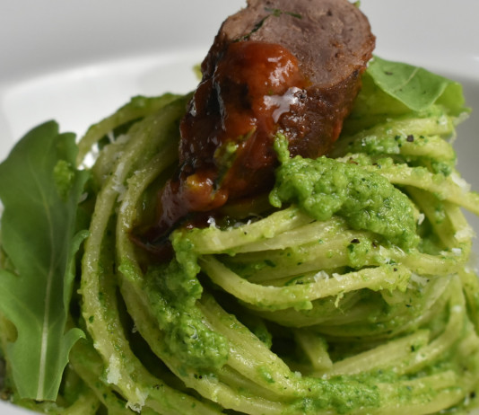 Tagliolini al pesto di rucola con involtini di alzavola: la ricetta Tagliolini al pesto di rucola con involtini di alzavola la ricetta