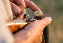 Caccia sociale e caccia privata, l’intervento della Federcaccia Caccia sociale e caccia privata: cacciatore inserisce cartuccia nel fucile