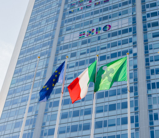 Federcaccia Lombardia contro Attilio Fontana Federcaccia Lombardia: pirellone con tre bandiere