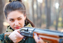 Futuro della caccia in Europa: il convegno Futuro della caccia in Europa: giovane cacciatrice prende la mira