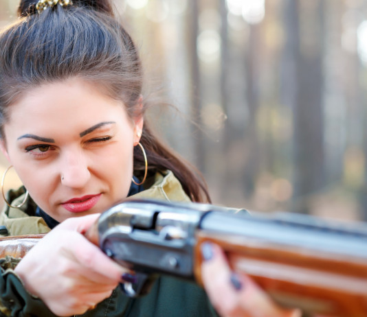 Futuro della caccia in Europa: il convegno Futuro della caccia in Europa: giovane cacciatrice prende la mira