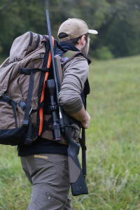 in primo piano la carabina browning a-bolt 3+ che marco caimi porta sullo zaino per la caccia a un maschio di capriolo