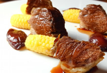 Guancia di cinghiale con pannocchie di polenta: la ricetta ricetta guancia di cinghiale con polenta