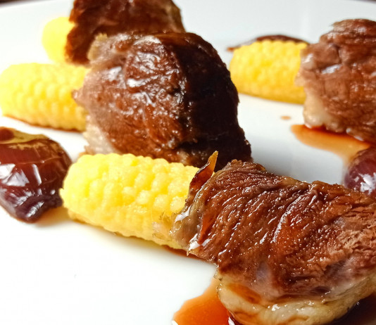 Guancia di cinghiale con pannocchie di polenta: la ricetta ricetta guancia di cinghiale con polenta