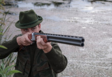 Arcicaccia sollecita approvazione calendario venatorio della Toscana Arcicaccia sollecita approvazione calendario venatorio della Toscana: cacciatore con cappello verde imbraccia fucile sovrapposto