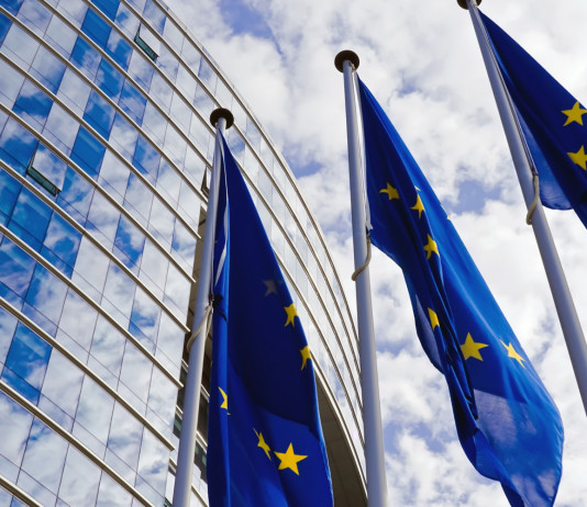 Procedura d’infrazione sulla caccia: lettera della Commissione all’Italia Procedura d’infrazione sulla caccia: lettera della Commissione al governo italiano: bandiere dell'Unione europea fuori da palazzo Berlaymont, sede della commissione europea