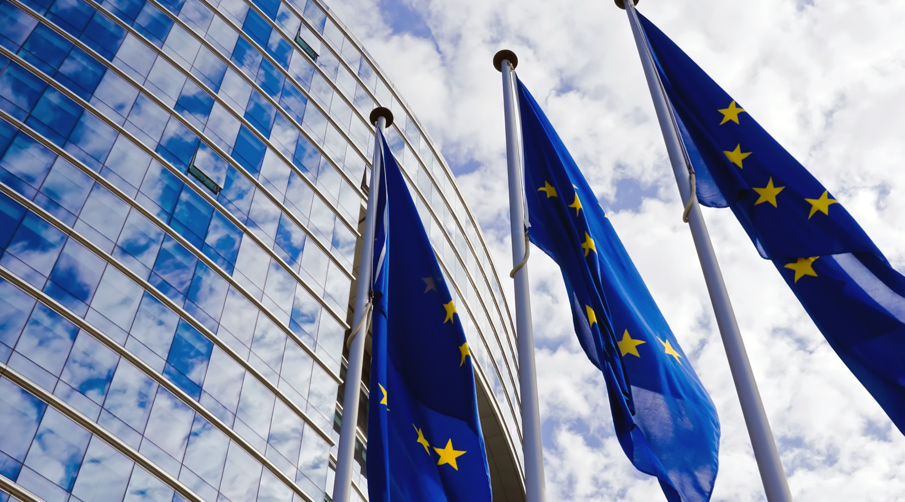 Procedura d’infrazione sulla caccia: lettera della Commissione al governo italiano: bandiere dell'Unione europea fuori da palazzo Berlaymont, sede della commissione europea
