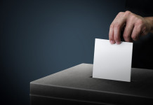 Referendum sulla caccia, associazioni venatorie chiedono vigilanza Referendum sulla caccia: mano infila scheda in urna elettorale