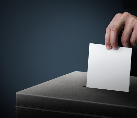 Referendum sulla caccia, associazioni venatorie chiedono vigilanza Referendum sulla caccia: mano infila scheda in urna elettorale