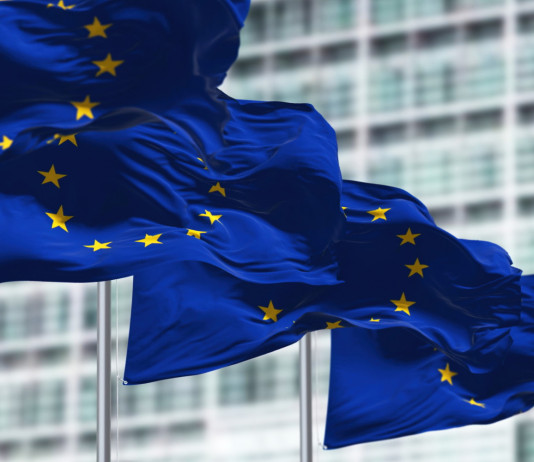 Procedura d’infrazione europea, la posizione dell’Arcicaccia Procedura d’infrazione europea: bandiere davanti alla sede della Commissione europea