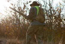 Scontro tra associazioni venatorie della Puglia Scontro tra associazioni venatorie della Puglia: cacciatore di spalle con gilet giallo alta visibilità