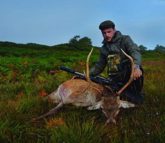 Caccia Magazine ottobre 2023 in edicola Caccia Magazine ottobre 2023 in edicola: Marco Caimi con il cervo cacciato durante il Macnab, carabina con silenziatore