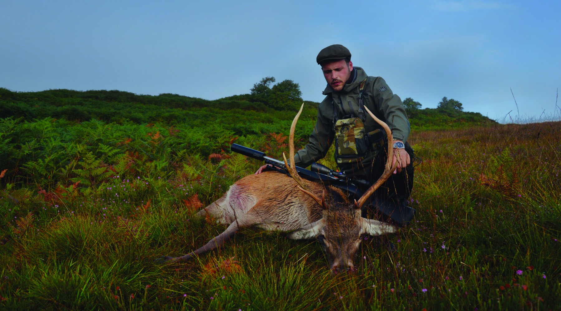 Caccia Magazine ottobre 2023 in edicola: Marco Caimi con il cervo cacciato durante il Macnab, carabina con silenziatore