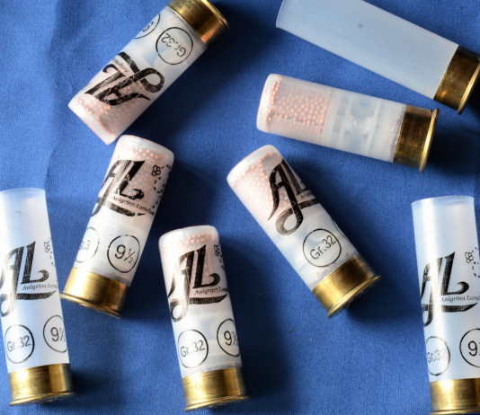 Ricarica di una munizione calibro 12 con 32 grammi di piombo per la migratoria Ricarica di una munizione calibro 12 con 32 grammi di piombo per la migratoria