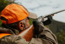 Cacciare fuori regione, accordo tra Toscana e Umbria-Lazio Cacciare fuori regione, accordo tra Toscana e Umbria-Lazio: cacciatore con cappello arancione alta visibilità