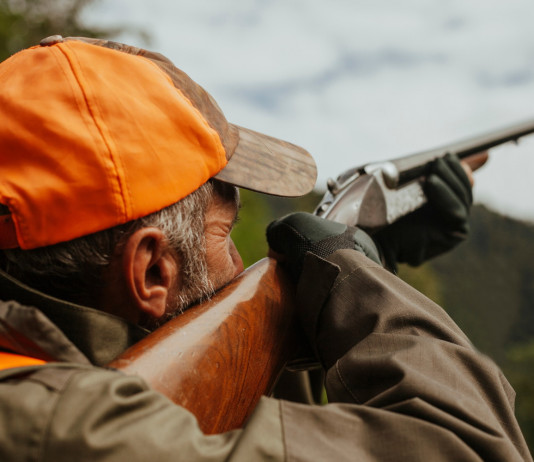 Cacciare fuori regione, accordo tra Toscana e Umbria-Lazio Cacciare fuori regione, accordo tra Toscana e Umbria-Lazio: cacciatore con cappello arancione alta visibilità