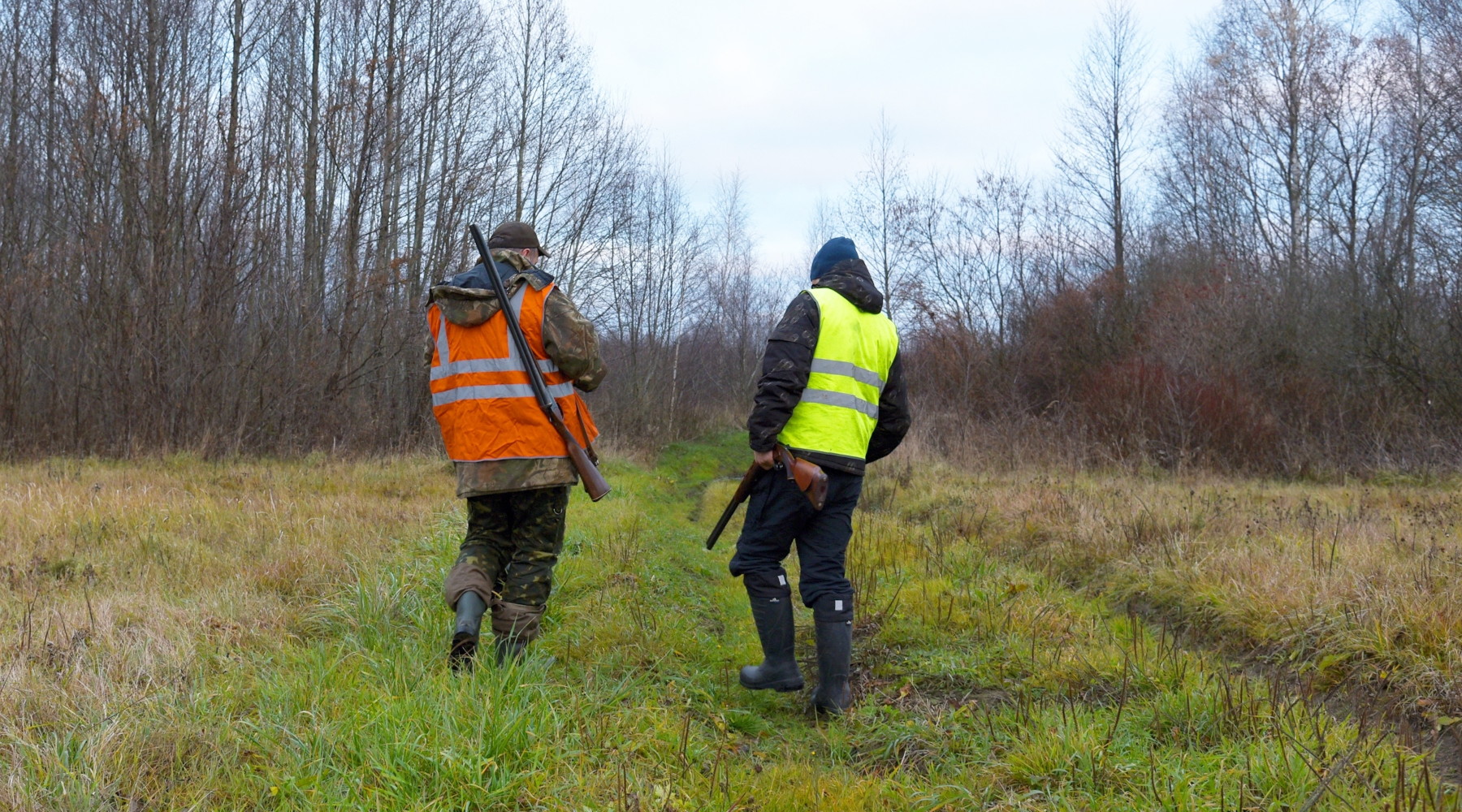 Calendari venatori, i dubbi dell’Arcicaccia sulla nuova formulazione della legge Calendari venatori, i dubbi dell’Arcicaccia sulla nuova formulazione della legge: due cacciatori di spalle con gilet alta visibilità