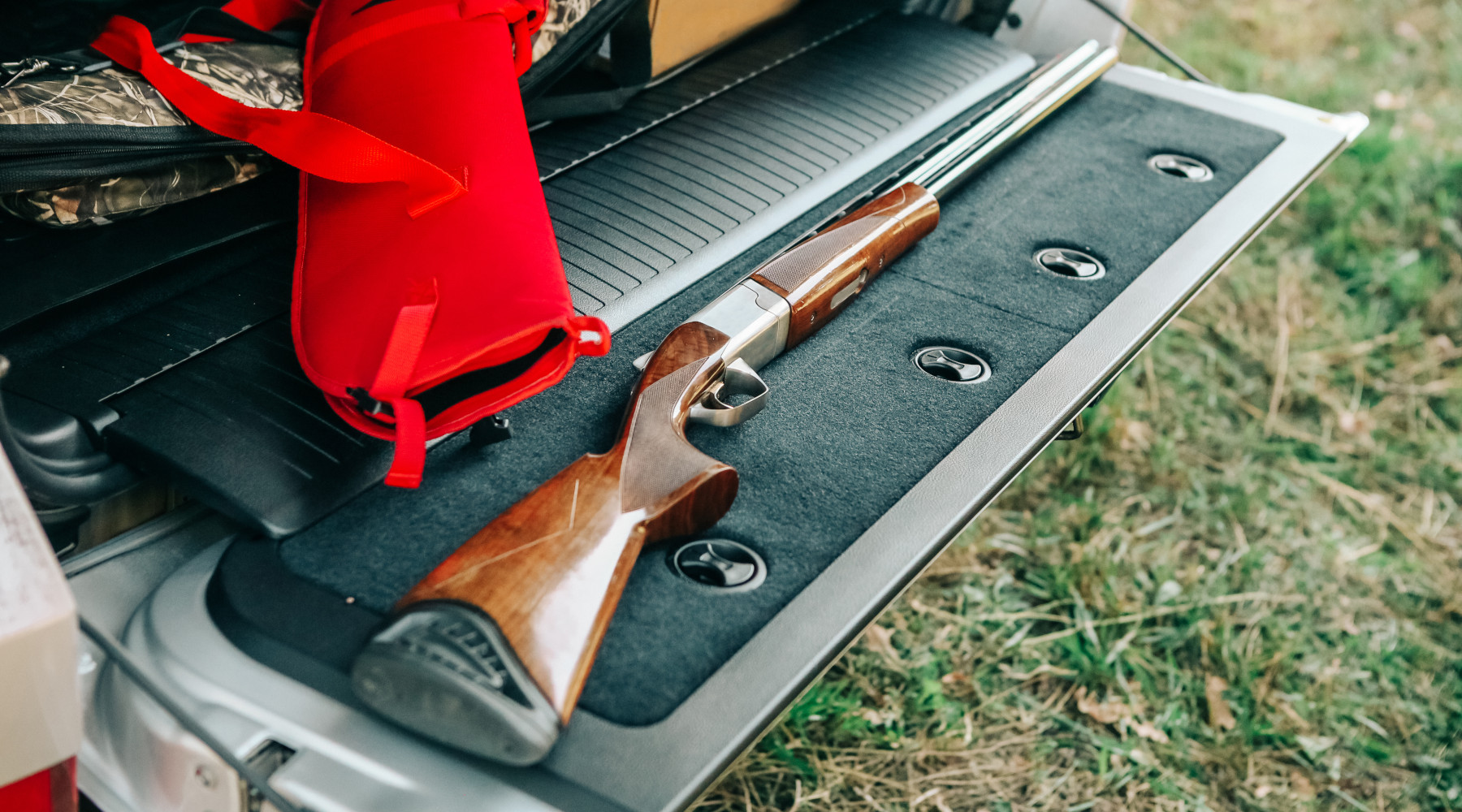 Rinnovo del porto di fucile dopo furto in auto, la sentenza: fucile da caccia appoggiato nel bagagliaio di un'automobile