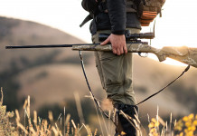 Weatherby Vanguard Outfitter, una nuova carabina bolt-action cacciatore tiene in mano carabina bolt-action Weatherby Vanguard Outfitter