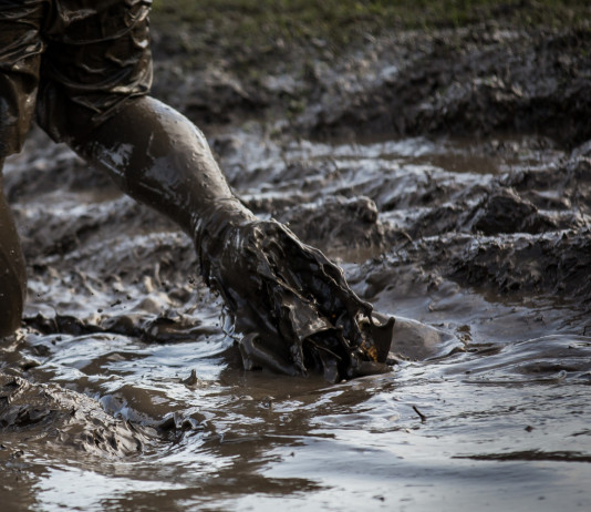 Alluvione in Toscana, Enpa chiede stop a caccia Alluvione in Toscana, Enpa chiede stop a caccia: stivali nel fango