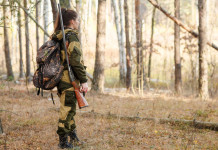 A caccia a sedici anni: la situazione A caccia a sedici anni: giovane cacciatrice con fucile