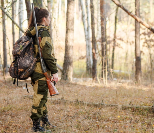 A caccia a sedici anni: la situazione A caccia a sedici anni: giovane cacciatrice con fucile