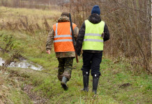 Fratelli d’Italia ritira ddl modifica legge sulla caccia Fratelli d’Italia ritira ddl modifica legge sulla caccia: due cacciatori di spalle, con gilet alta visibilità