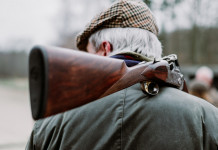 Rappresentanza delle associazioni venatorie negli Atc: l’ordinanza del Tar Rappresentanza delle associazioni venatorie negli Atc: l’ordinanza del Tar: cacciatore anziano di spalle, con fucile in spalla