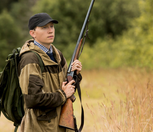 Modifiche della legge sulla caccia: la proposta di Berlato (Acr) Modifiche della legge sulla caccia: giovane cacciatore con fucile