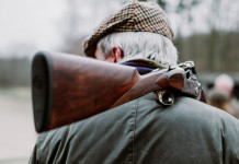 Modifiche della legge sulla caccia, scontro Bruzzone-animalisti Modifiche della legge sulla caccia, scontro Bruzzone-animalisti: vecchio cacciatore con fucile sulla spalla