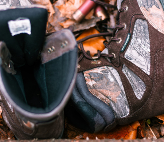 Incidenti di caccia nella stagione 2023/2024: il dato finale e il commento delle associazioni Incidenti di caccia nella stagione 2023/2024: stivali da caccia visti dall'alto