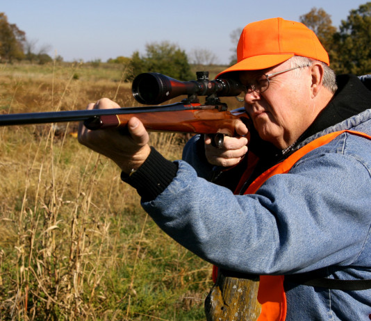 Modifica della legge quadro sulla caccia: la posizione dell’Arcicaccia Modifica della legge quadro sulla caccia: la posizione dell’Arcicaccia - cacciatore imbraccia carabina