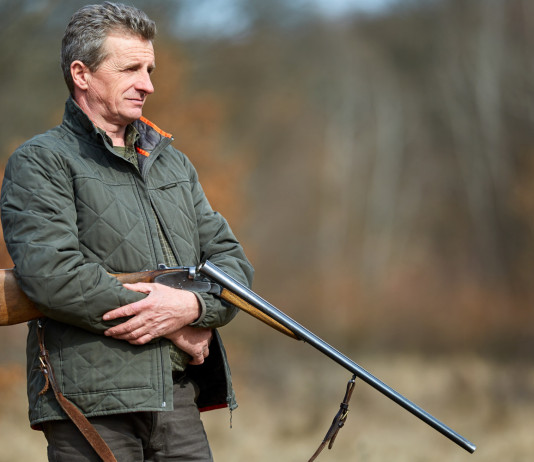 Modifiche della legge sulla caccia: i retroscena della Federcaccia Modifiche della legge sulla caccia: i retroscena della Federcaccia - cacciatore con fucile basculante in mano