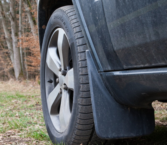 Come s’identifica l’atteggiamento di caccia? Come s’identifica l’atteggiamento di caccia? automobile vicina ad altana da caccia