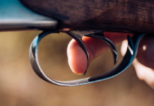 I bracconieri restano perseguibili d’ufficio I bracconieri restano perseguibili d’ufficio: dito su grilletto, bigrillo