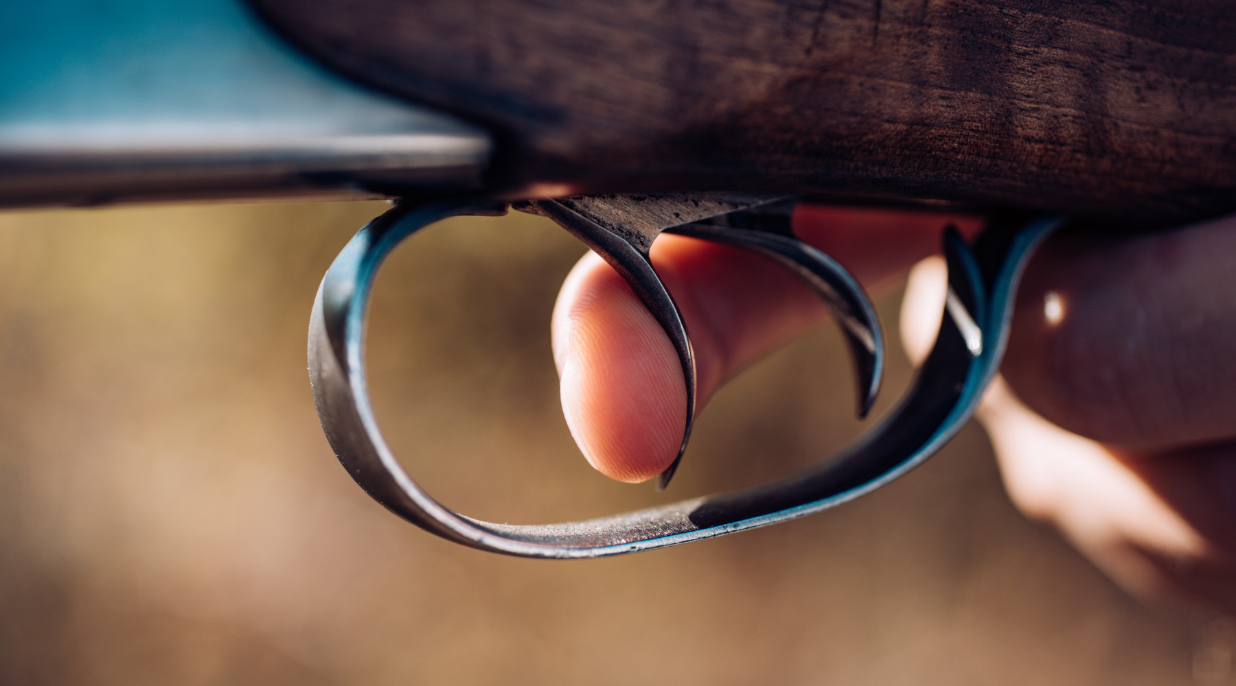 I bracconieri restano perseguibili d’ufficio I bracconieri restano perseguibili d’ufficio: dito su grilletto, bigrillo