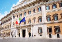 Legge sulla caccia e maltrattamento animale alla Camera: il calendario della settimana Legge sulla caccia e maltrattamento animale alla Camera: il calendario della settimana: ingresso di palazzo Montecitorio, sede del parlamento italiano (Camera dei deputati)