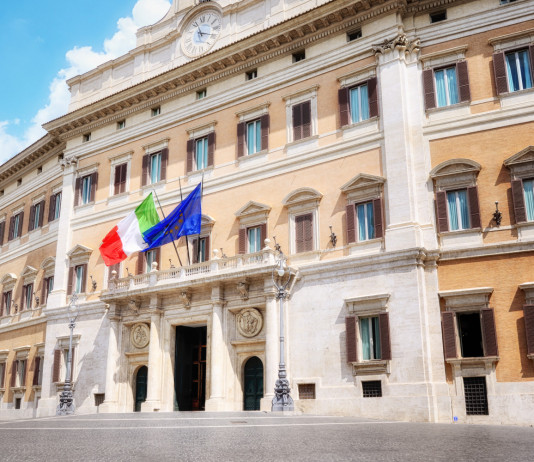 Legge sulla caccia e maltrattamento animale alla Camera: il calendario della settimana Legge sulla caccia e maltrattamento animale alla Camera: il calendario della settimana: ingresso di palazzo Montecitorio, sede del parlamento italiano (Camera dei deputati)