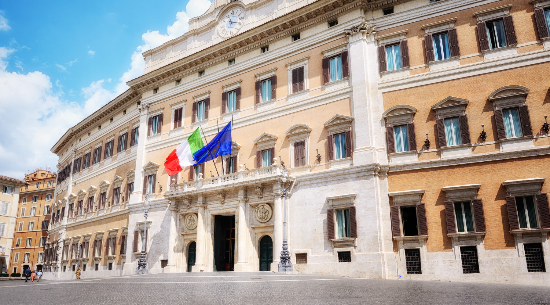 Legge sulla caccia e maltrattamento animale alla Camera: il calendario della settimana Legge sulla caccia e maltrattamento animale alla Camera: il calendario della settimana: ingresso di palazzo Montecitorio, sede del parlamento italiano (Camera dei deputati)