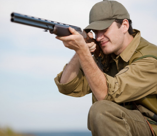 Rappresentanza delle associazioni venatorie negli Atc, risponde Maffei (Arcicaccia) Rappresentanza delle associazioni venatorie negli Atc, risponde Maffei (Arcicaccia) - cacciatore prende la mira con fucile