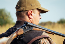 Riforma della legge sulla caccia e maltrattamento animale domani in commissione Riforma della legge sulla caccia e maltrattamento animale domani in commissione: cacciatore con fucile basculante in spalla