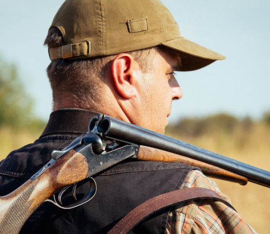 Riforma della legge sulla caccia e maltrattamento animale domani in commissione Riforma della legge sulla caccia e maltrattamento animale domani in commissione: cacciatore con fucile basculante in spalla