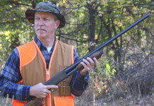 Rinviata la discussione del ddl di modifica della legge sulla caccia Rinviata la discussione del ddl di modifica della legge sulla caccia: cacciatore con fucile in mano, gilet arancione alta visibilità