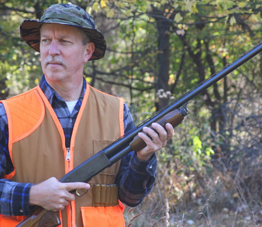 Rinviata la discussione del ddl di modifica della legge sulla caccia Rinviata la discussione del ddl di modifica della legge sulla caccia: cacciatore con fucile in mano, gilet arancione alta visibilità