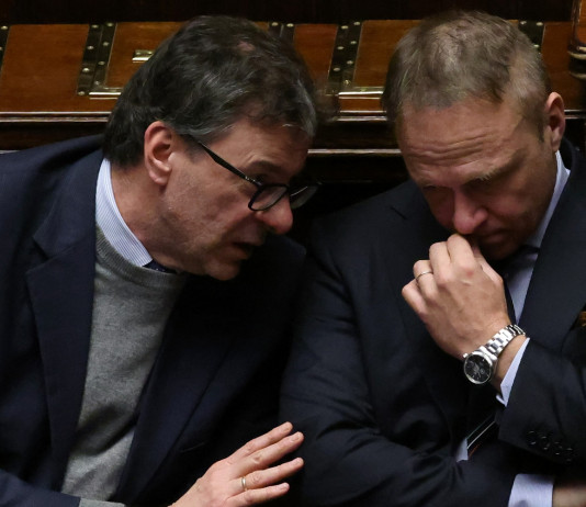 Peste suina africana, governo chiede solidarietà all’Europa Peste suina africana, governo chiede solidarietà all’Europa: Francesco Lollobrigida, ministro dell'Agricoltura del governo Meloni, alla Camera con Giancarlo Giorgetti, ministro dell'Economia