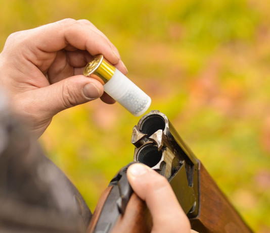 Procedura d’infrazione sulle cartucce in piombo, governo chiede un mese in più Procedura d’infrazione sulle cartucce in piombo, governo chiede un mese in più: cacciatore inserisce cartuccia in fucile sovrapposto