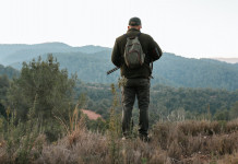 Sciopero dei cacciatori, Libera Caccia: «Facciamo come in Francia» Sciopero dei cacciatori, Libera Caccia: «Facciamo come in Francia»: cacciatore di spalle, su collina, con fucile in mano