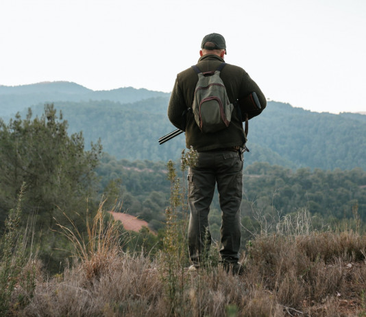 Sciopero dei cacciatori, Libera Caccia: «Facciamo come in Francia» Sciopero dei cacciatori, Libera Caccia: «Facciamo come in Francia»: cacciatore di spalle, su collina, con fucile in mano
