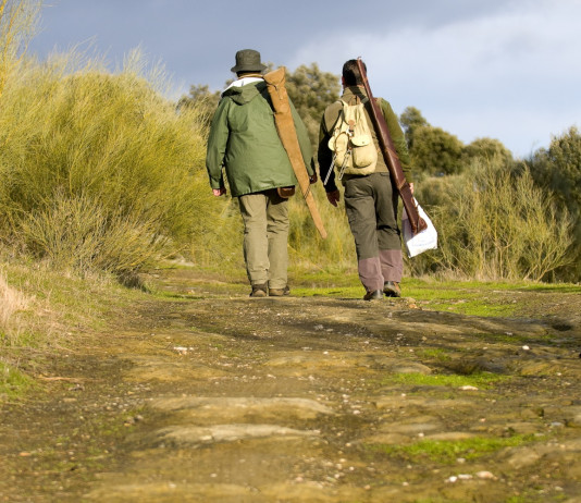 Scontro tra presidente ed ex presidente dell’Arcicaccia Scontro tra presidente ed ex presidente dell’Arcicaccia: due cacciatori di spalle