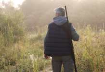 Quanti sono i cacciatori in Emilia Romagna? Quanti sono i cacciatori in Emilia Romagna? cacciatore di spalle, col fucile